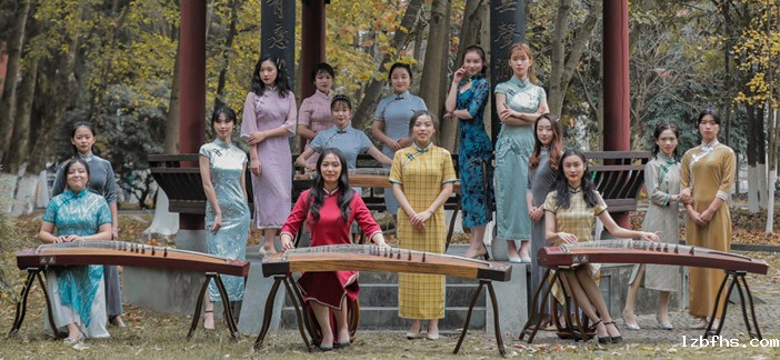 旅游与贸易学院,由龙头专业旅游管理、具备国际视野的国际经济与贸易和商务英语专业、活力四射的社会体育、青春洋溢的音乐表演5个专业以及公共体育,公共外语2个教研室组成。其中,旅游管理专业有23年的办学历史,是浙江省特色专业,是学院首批重点建设培育专业。