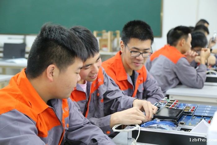 旅游与贸易学院,由龙头专业旅游管理、具备国际视野的国际经济与贸易和商务英语专业、活力四射的社会体育、青春洋溢的音乐表演5个专业以及公共体育,公共外语2个教研室组成。其中,旅游管理专业有23年的办学历史,是浙江省特色专业,是学院首批重点建设培育专业。