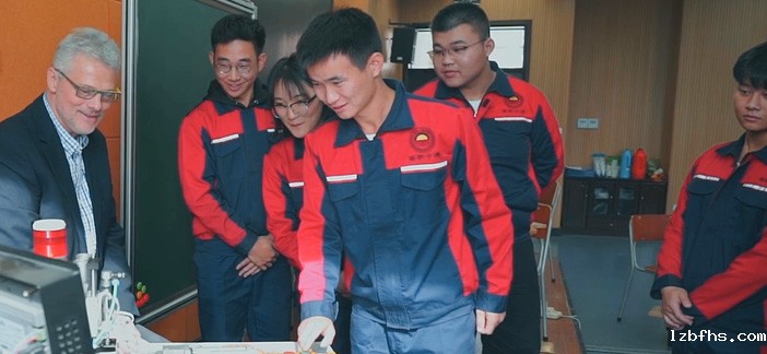 机电工程学院现有机电一体化技术、数控技术、模具设计与制造、电子信息工程技术、汽车技术服务与营销等5个专业及数学教研组,其中机电一体化技术为中央财政重点支持专业,机电一体化技术、数控技术两个专业为省级特色专业。学院目前有班级24个,在校学生1100多人。